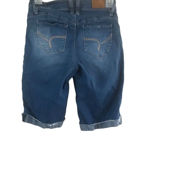Wanna bett butt Size 3 blue Jean shorts has pockets - Picture 3 of 11